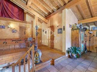 Discover the charm of this rustic property, featuring exposed wooden beams and a warm, inviting atmosphere.