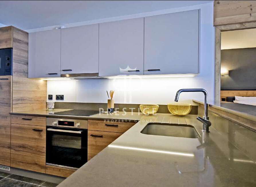 Discover modern luxury in this stunning kitchen.