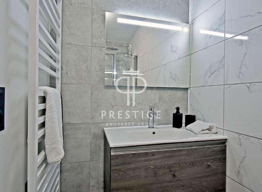 Discover modern elegance in this stunning bathroom.