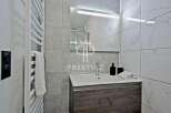 Discover modern elegance in this stunning bathroom.