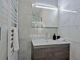 Discover modern elegance in this stunning bathroom.