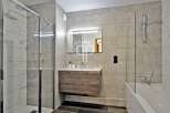 Discover modern luxury in this stunning bathroom.