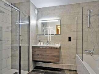 Discover modern luxury in this stunning bathroom.