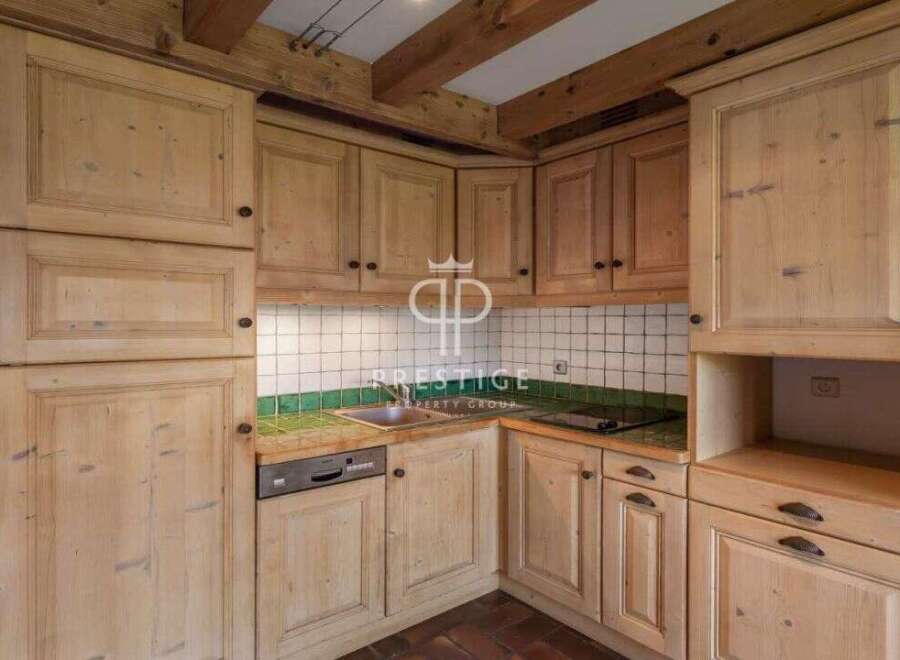 Discover the charm of this kitchen with its rustic wooden cabinets and cozy atmosphere.