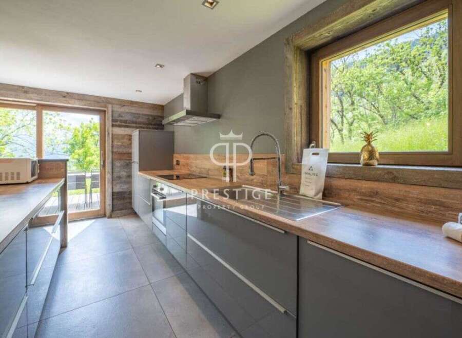 Discover a stunning kitchen with modern design and natural light.