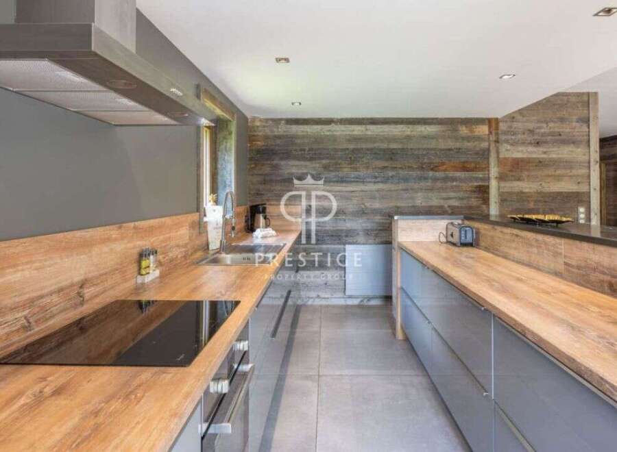 Discover the epitome of modern luxury in this stunning kitchen.