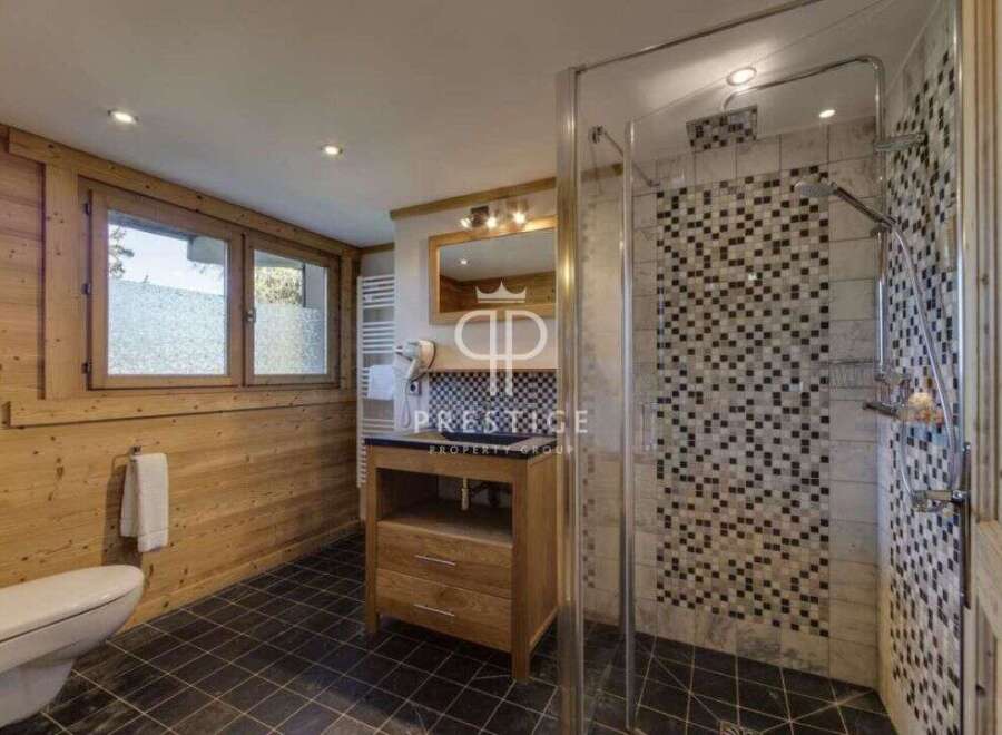 Discover the charm of this bathroom, featuring a stylish combination of wood and mosaic tiles.