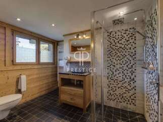 Discover the charm of this bathroom, featuring a stylish combination of wood and mosaic tiles.