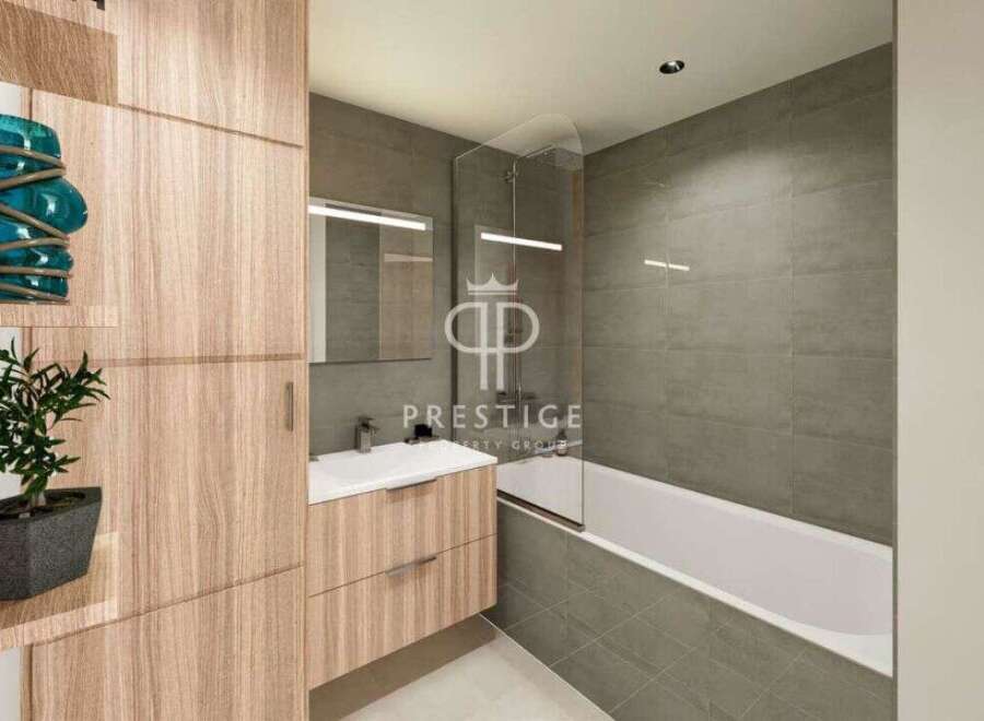 Discover modern elegance in this stunning bathroom.