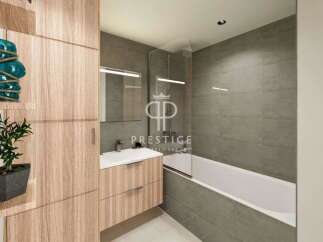 Discover modern elegance in this stunning bathroom.