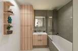 Discover modern elegance in this stunning bathroom.