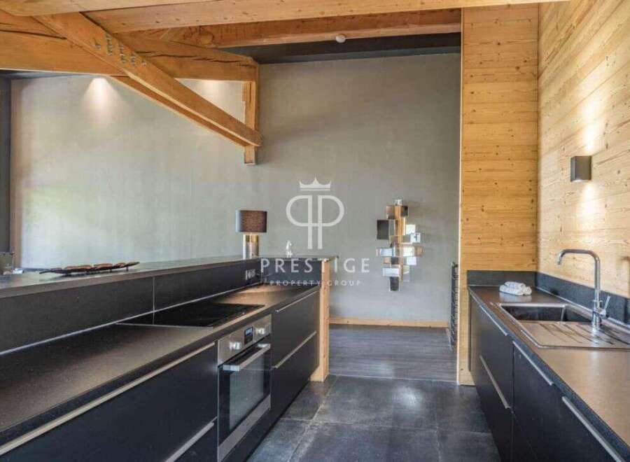 Discover modern luxury in this stunning kitchen.
