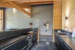 Discover modern luxury in this stunning kitchen.