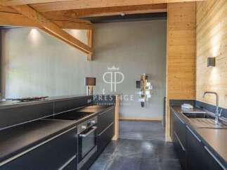 Discover modern luxury in this stunning kitchen.