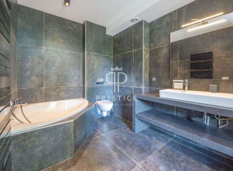 Discover modern luxury in this stunning bathroom.