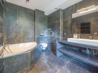 Discover modern luxury in this stunning bathroom.