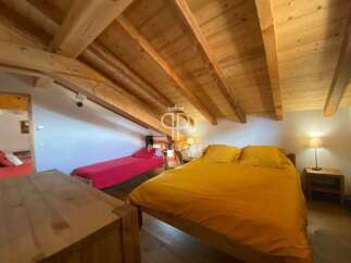 Discover the charm of this cozy bedroom with its wooden ceiling and inviting ambiance.