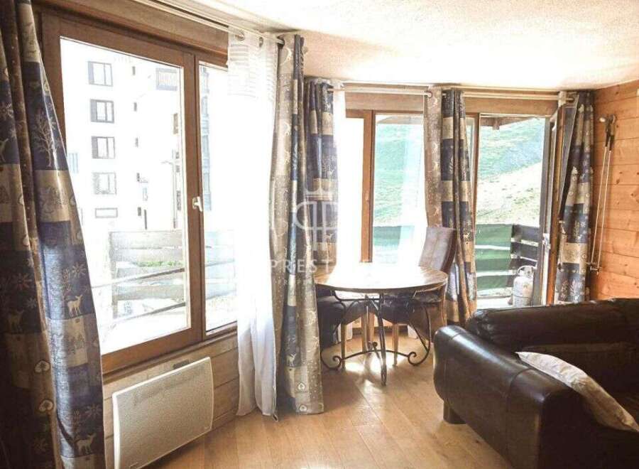 Discover a cozy retreat with stunning views! This property features a charming round table perfect for intimate gatherings.