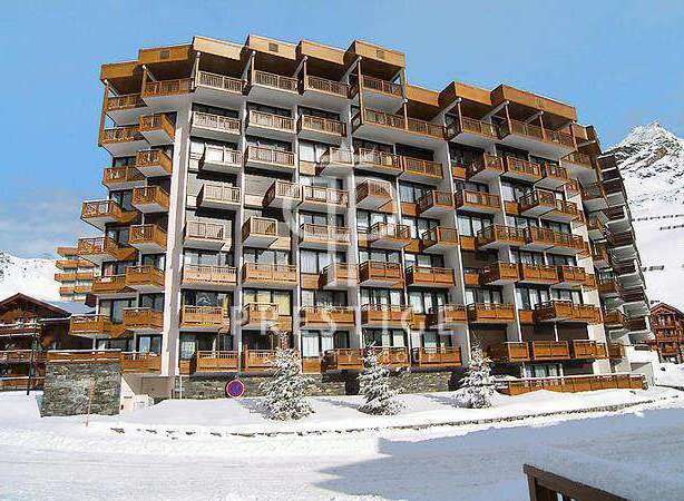 Discover the charm of this stunning property, boasting a prime location with breathtaking mountain views.