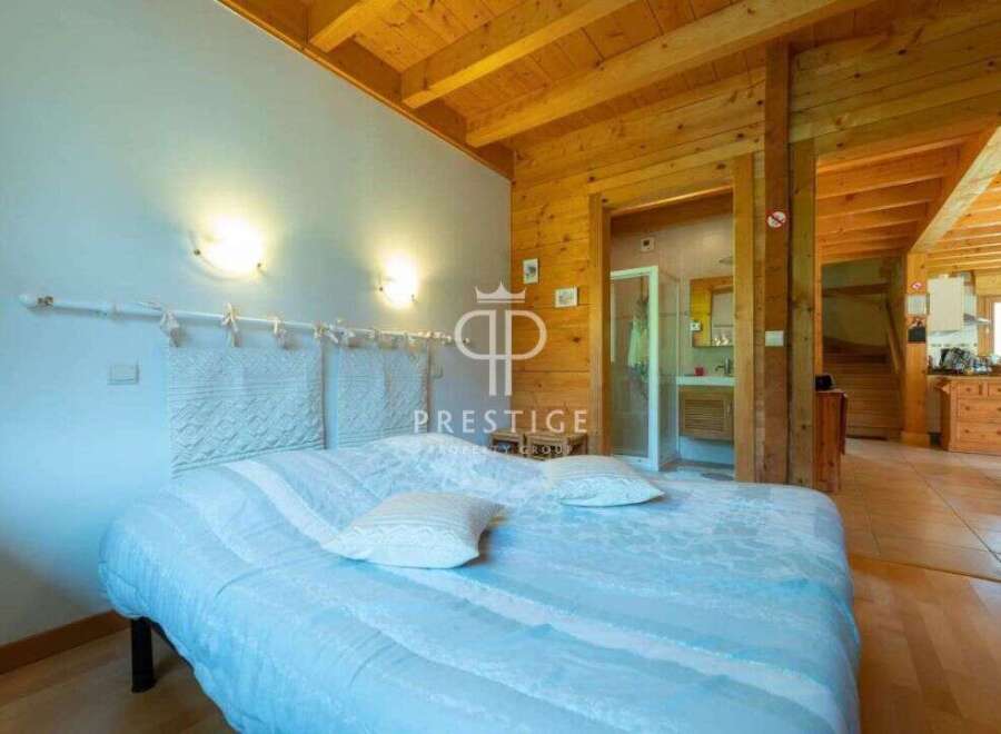 Discover the charm of this cozy bedroom, featuring a comfortable bed and inviting ambiance.