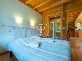 Discover the charm of this cozy bedroom, featuring a comfortable bed and inviting ambiance.