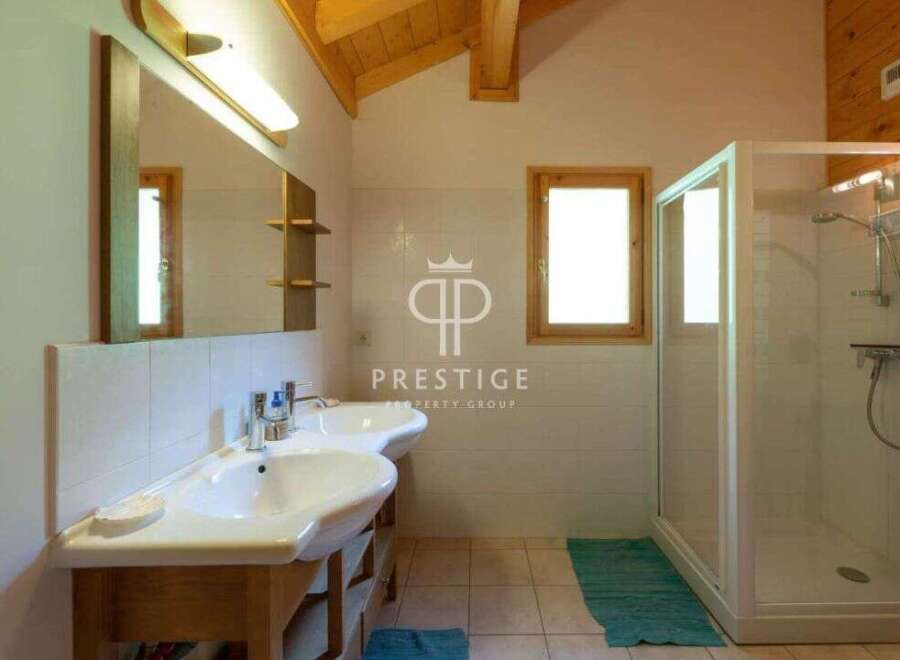 Discover a luxurious bathroom with a modern design.