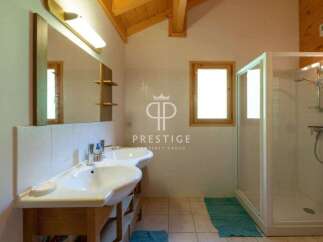 Discover a luxurious bathroom with a modern design.