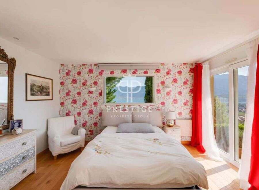 Discover the charm of this exquisite bedroom, featuring a stunning floral wallpaper that adds a touch of elegance.
