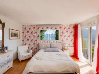 Discover the charm of this exquisite bedroom, featuring a stunning floral wallpaper that adds a touch of elegance.