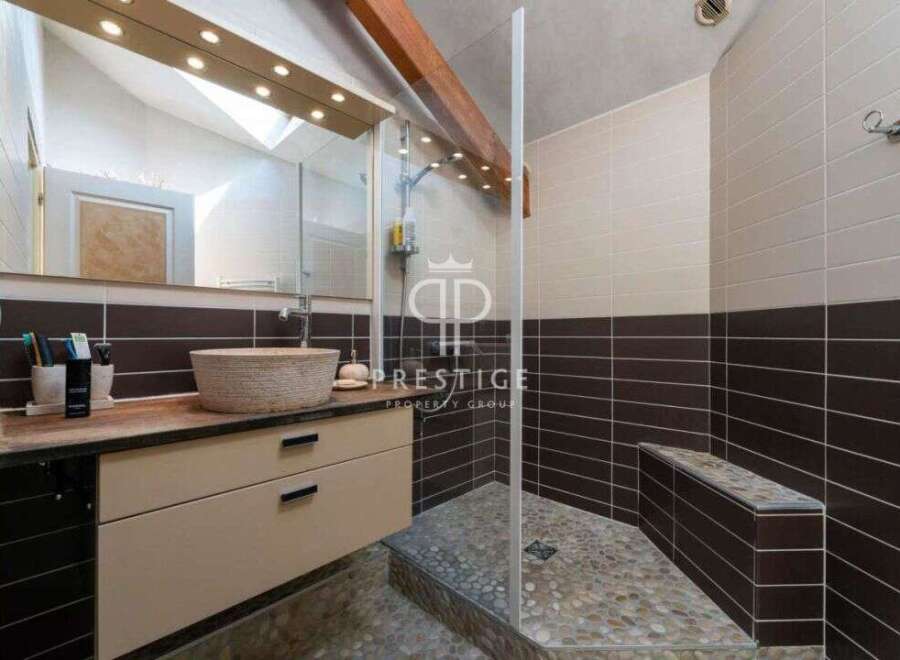 Discover a luxurious bathroom with a modern design.