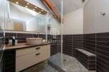 Discover a luxurious bathroom with a modern design.