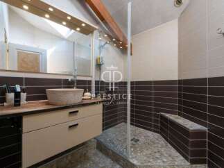 Discover a luxurious bathroom with a modern design.