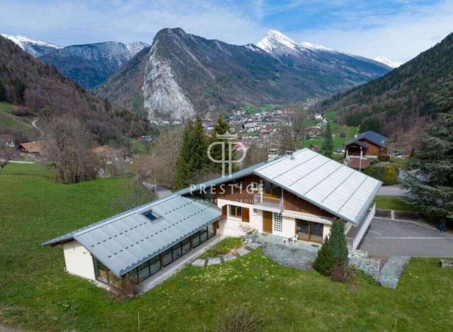 Discover a stunning property nestled in a picturesque mountain setting.