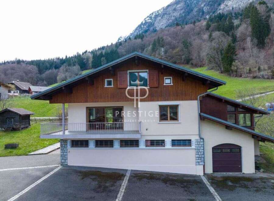 Discover a stunning property nestled in a picturesque mountain setting.