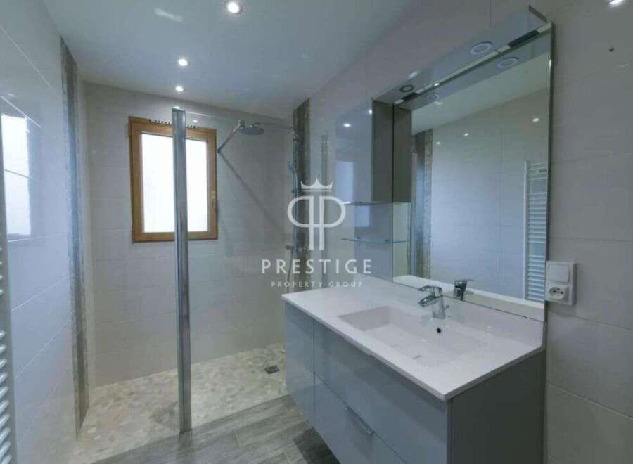 Discover modern elegance in this stunning bathroom.