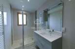 Discover modern elegance in this stunning bathroom.