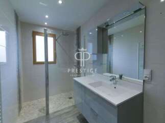 Discover modern elegance in this stunning bathroom.