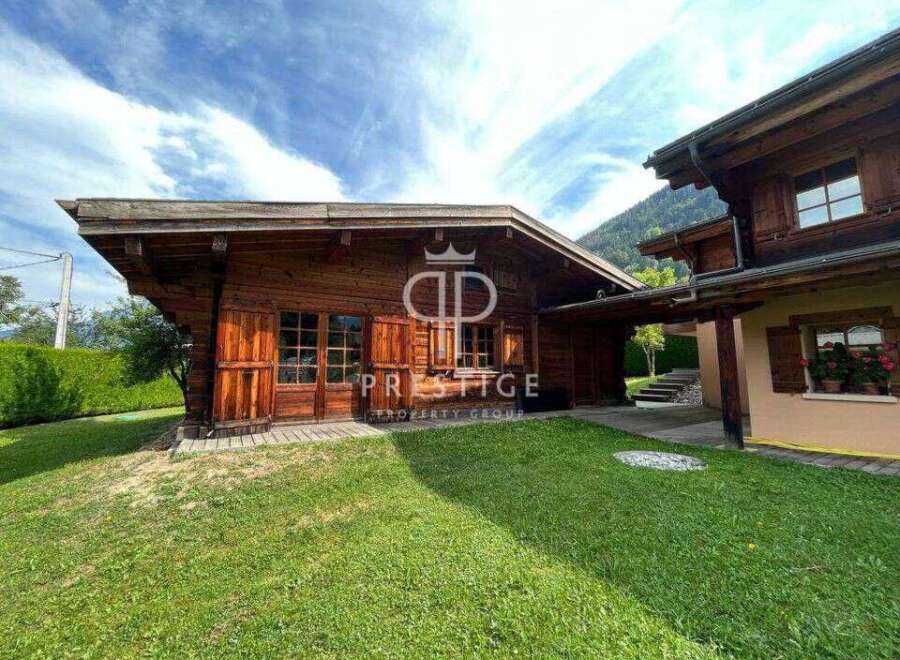 Discover a stunning wooden chalet nestled in a picturesque setting.