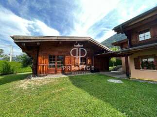 Discover a stunning wooden chalet nestled in a picturesque setting.
