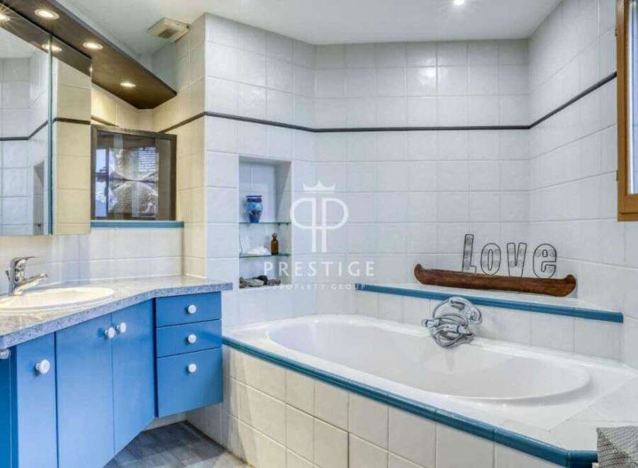 Discover a luxurious bathroom with a modern design.