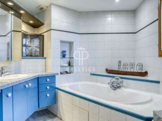 Discover a luxurious bathroom with a modern design.