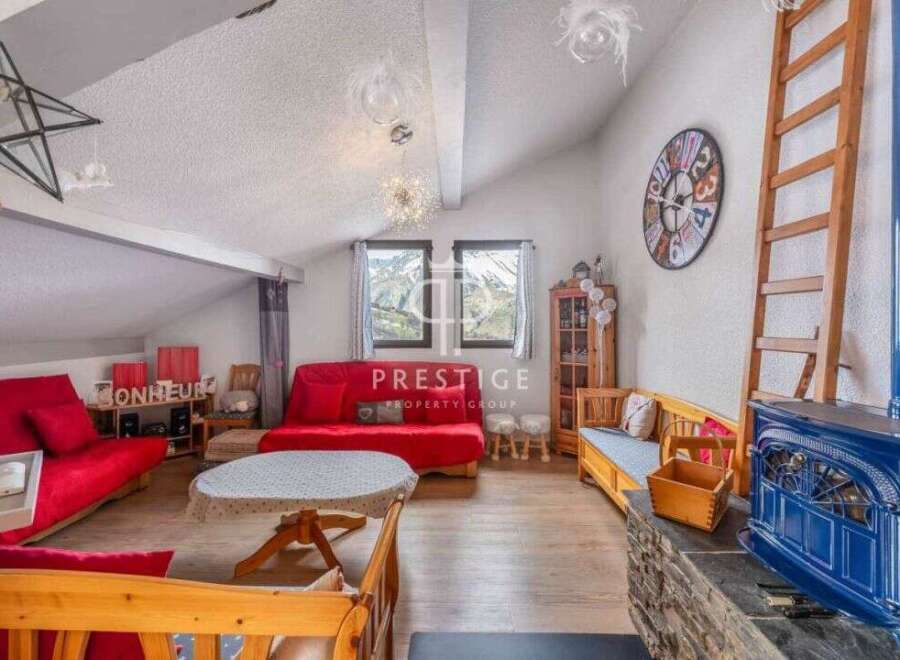 Discover a cozy retreat with this charming property, featuring a unique design and inviting atmosphere.