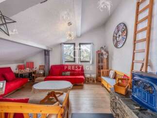 Discover a cozy retreat with this charming property, featuring a unique design and inviting atmosphere.
