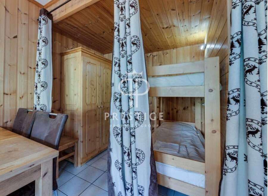 Cozy cabin retreat featuring a charming bunk bed setup, perfect for family getaways.