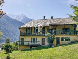 Discover a stunning property nestled in a picturesque mountain setting.
