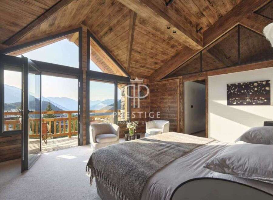 Experience luxury living in this stunning property, featuring a breathtaking mountain view.
