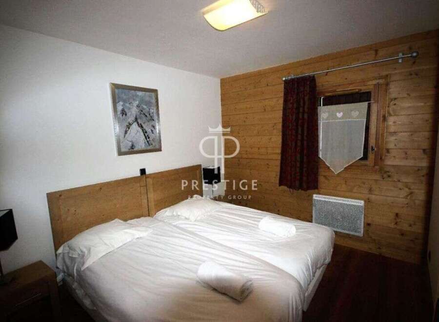 Cozy bedroom featuring a comfortable double bed with fresh linens.