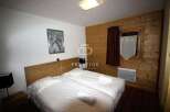 Cozy bedroom featuring a comfortable double bed with fresh linens.
