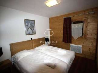 Cozy bedroom featuring a comfortable double bed with fresh linens.