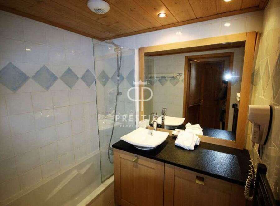 Discover a charming bathroom with a touch of elegance.